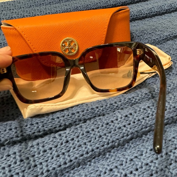Tory Burch sunglasses - Picture 3 of 6